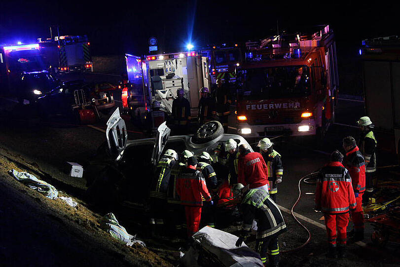 Bilder des schweren Verkehrsunfalls im Landkreis Mühlendorf am Inn mit einem Toten und zwei Schwerverletzten.