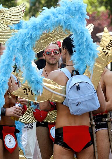 Das Sommerwetter hat der Christopher-Street-Day-Parade in Köln am Sonntag eine Rekord-Besucherzahl beschert.