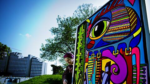 Pop-Art &ndash; das ist ihr Metier: Mimi von Minz neben einem ihrer Werke. Die Pop-Art-Figuren mit den großen Augen hat sie &bdquo;Meerblinzer&ldquo; getauft. Das Foto stammt von Joerg Koch.