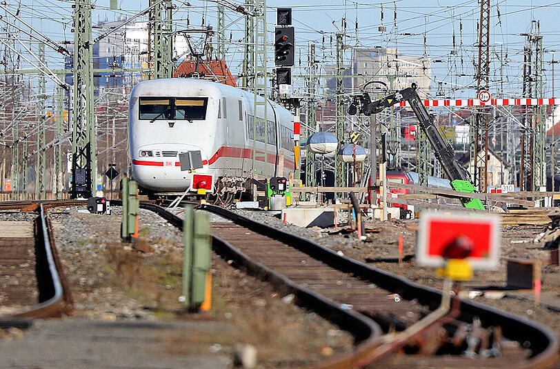 Die ICE-Strecke zwischen Hannover und Kassel soll wegen Bauarbeiten für zwei Wochen komplett gesperrt werden.