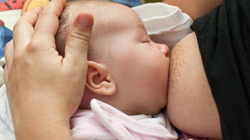 Eine Mutter hat mit Alkohol im Blut ihr Baby gestillt und damit ihr Kind in große Gefahr gebracht.