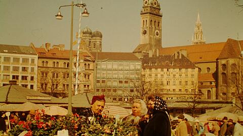 Marktfrauen mit modischen Kopftüchern am Viktualienmarkt im Jahr 1967. An der Altstadt-Silhouette freilich hat sich bis heute nichts geändert.