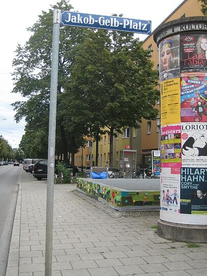 Schön bunt und ganz aus Wolle ist die Kunst am Jakob-Gelb-Platz.