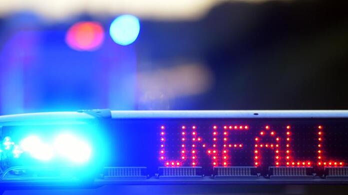 Ein Raser wollte seine Mitfahrer beeindrucken und verletzte drei Menschen. (Symbolbild)
