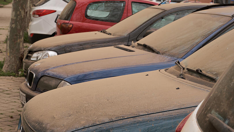 Saharastaub kann sich auch auf Autos hartn&auml;ckig festsetzen. (Symbolbild)