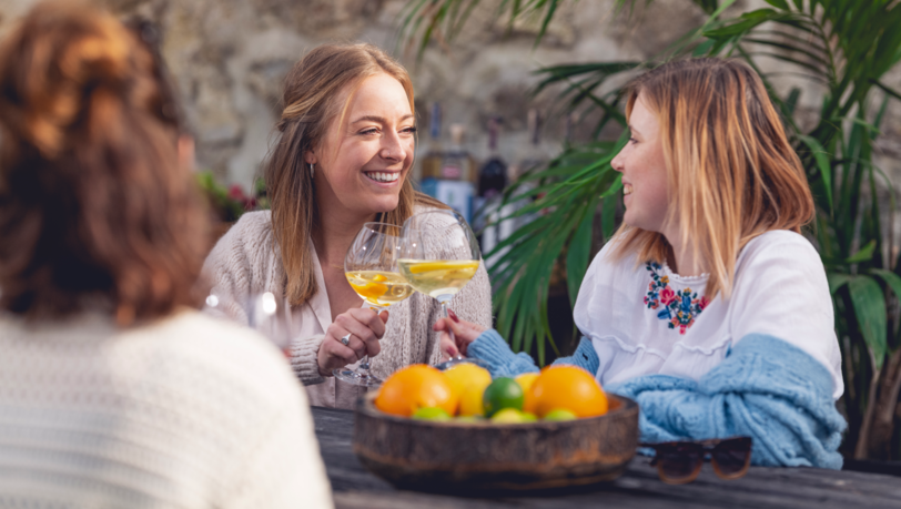 Zwei Frauen genießen den "Bavarian Spritz". Die Hauptzutat ist das Penninger Alkoholfrei, ein Blutwurz-Likör ohne Likör. Zwei Frauen genießen den "Bavarian Spritz". Die Hauptzutat ist das Penninger Alkoholfrei, ein Blutwurz-Likör ohne Likör.