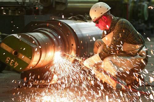 Stahlarbeiter bei der Arbeit: Experten befürchten fürs nächste Jahr Massenarbeitslosigkeit.