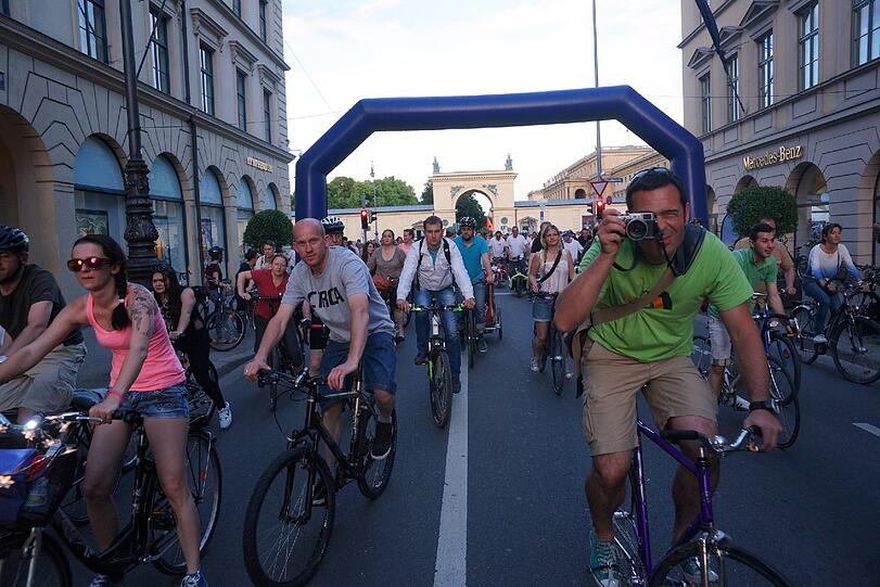Die Radl-Nacht auf Münchens Straßen war ein voller Erfolg - knapp 8.000 Radfahrer gingen gemeinsam auf Tour durch die Münchener Innenstadt.