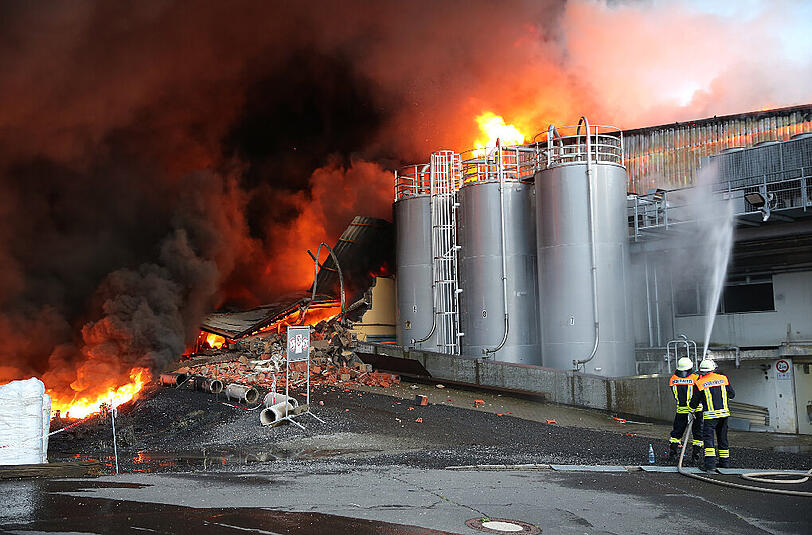 Feuerwehrleute versuchen den Brand im hessischen Herbstein zu löschen. Weit über 200 Einsatzkräfte von Feuerwehr, Rettungsdienst, THW, Katastrophenschutz und Polizei waren im Einsatz.