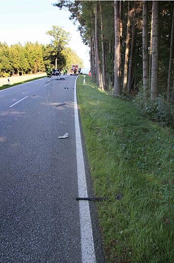In Emertsham (Landkreis Traunstein) ereignete sich am Sonntag ein tödlicher Verkehrsunfall. Zwei Motorräder sind dabei in einen Audi gerast, ein Mann wurde dabei getötet.