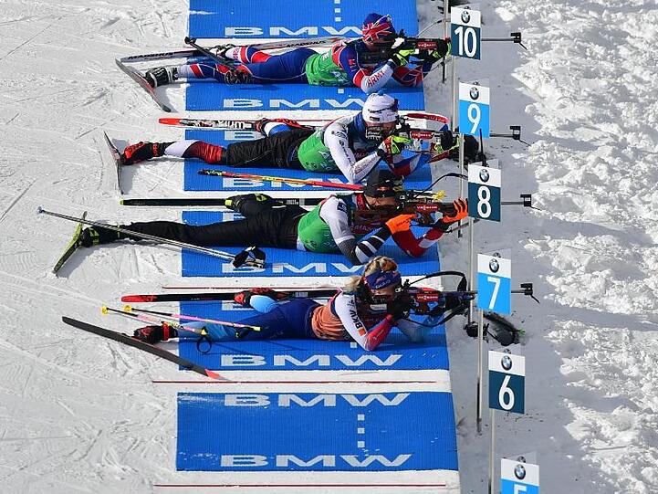 In Antholz beginnt die Biathlon-WM mit der Mixed-Staffel: Biathleten trainieren am Schießstand.
