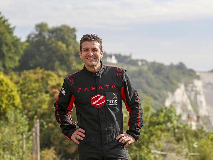 "Raketenmann" Franky Zapata nach der Landung mit seinem Flyboard.