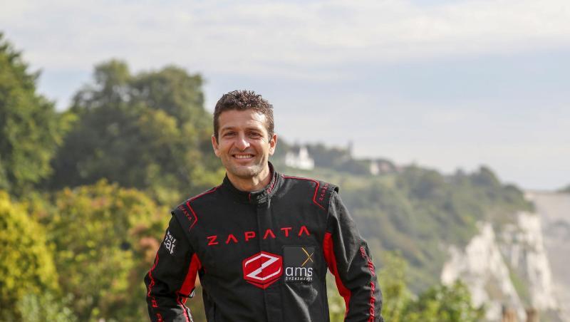 "Raketenmann" Franky Zapata nach der Landung mit seinem Flyboard. "Raketenmann" Franky Zapata nach der Landung mit seinem Flyboard.