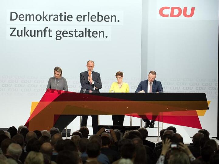 Moderatorin Claudia von Brauchitsch (l) und die Kandidaten Friedrich ?Merz, Annegret Kramp-Karrenbauer und Jens Spahn (r) auf der Regionalkonferenz in Düsseldorf.