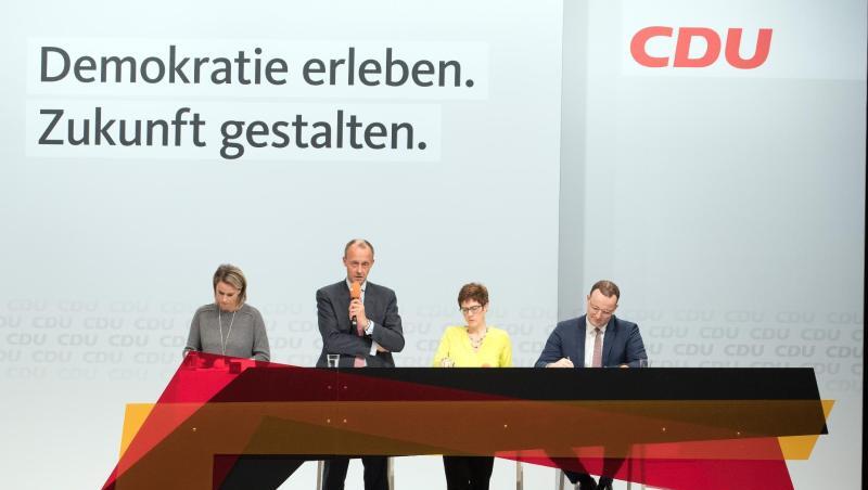 Moderatorin Claudia von Brauchitsch (l) und die Kandidaten Friedrich ?Merz, Annegret Kramp-Karrenbauer und Jens Spahn (r) auf der Regionalkonferenz in Düsseldorf. Moderatorin Claudia von Brauchitsch (l) und die Kandidaten Friedrich ?Merz, Annegret Kramp-Karrenbauer und Jens Spahn (r) auf der Regionalkonferenz in Düsseldorf.