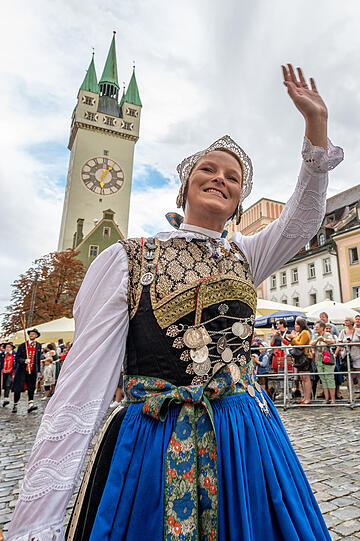 Eine Teilnehmerin freut sich über den Start des Gäubodenfestes.
