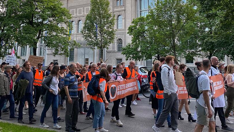 Der Protestmarsch auf Höhe der Bayerischen Staatskanzlei. Der Protestmarsch auf Höhe der Bayerischen Staatskanzlei.