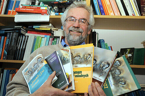 Jürgen Tautz ist der bekannteste Bienenexperte Deutschlands. Hier zeigt er einige seiner Bücher.