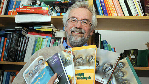 Jürgen Tautz ist der bekannteste Bienenexperte Deutschlands. Hier zeigt er einige seiner Bücher. Jürgen Tautz ist der bekannteste Bienenexperte Deutschlands. Hier zeigt er einige seiner Bücher.