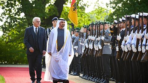 Bundespr&auml;sident Steinmeier begr&uuml;&szlig;t seinen Gast vom Golf mit milit&auml;rischen Ehren