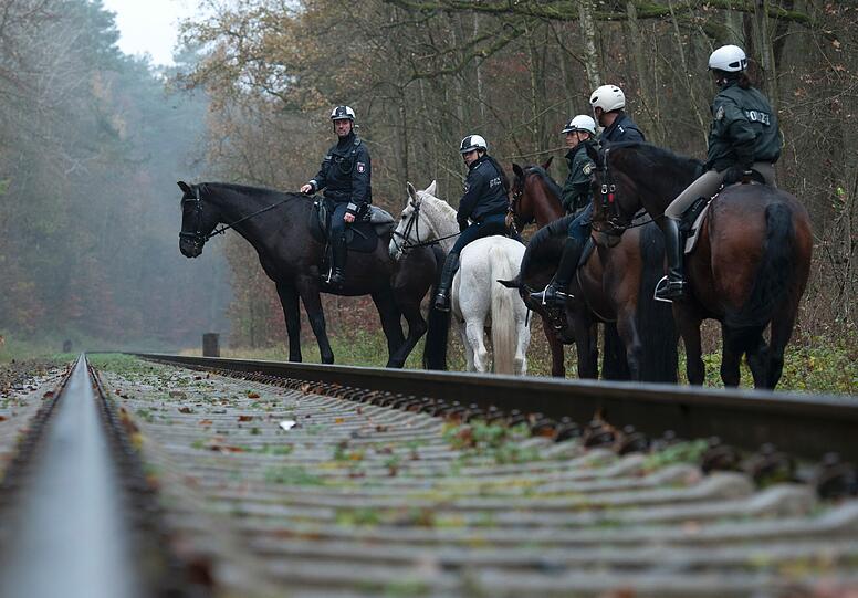 Auch die deutsche Polizei trifft schon Vorkehrungen, wie hier am Gleisabschnitt zwischen Lüneburg und Dannenberg.