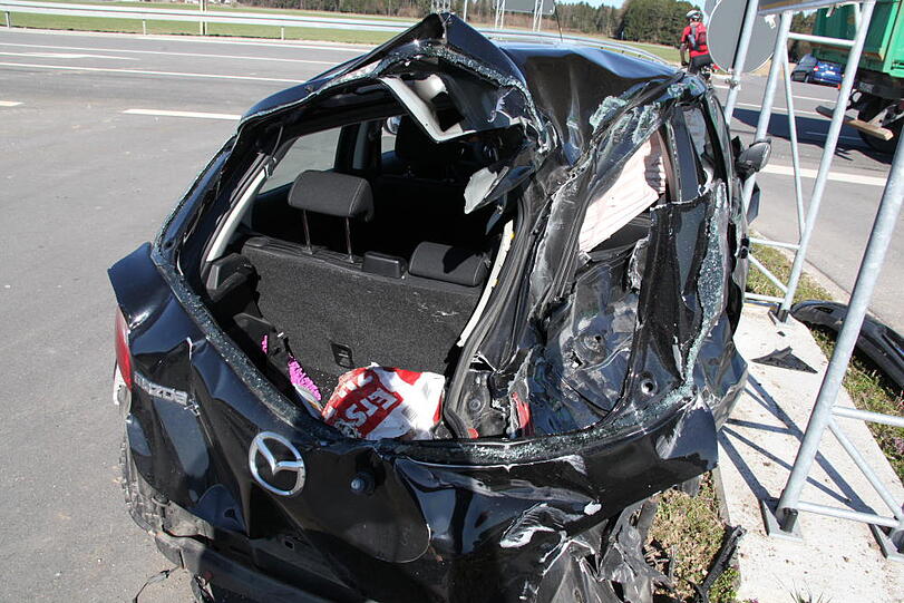 Bei dem heftigen Aufprall wurde das Auto vollständig demoliert.