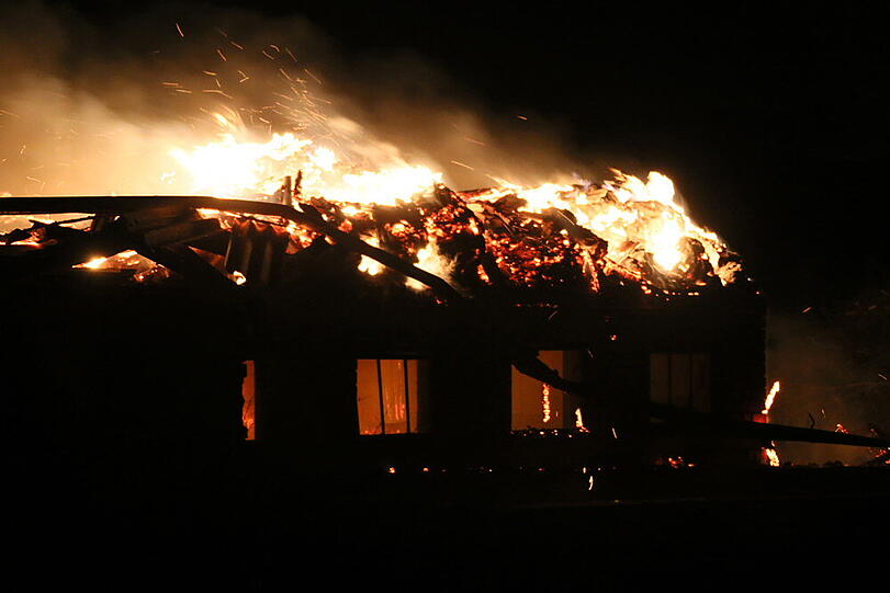 Scheunenbrand in Litlbach. Die Bilder vom Feuerwehreinsatz.