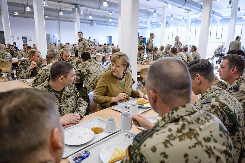 Angela Merkel besucht die Soldaten in Afghanistan. Im Oktober 2013 beendet die Bundeswehr nach zehn Jahren ihren Einsatz in der nordafghanischen Provinz Kundus.