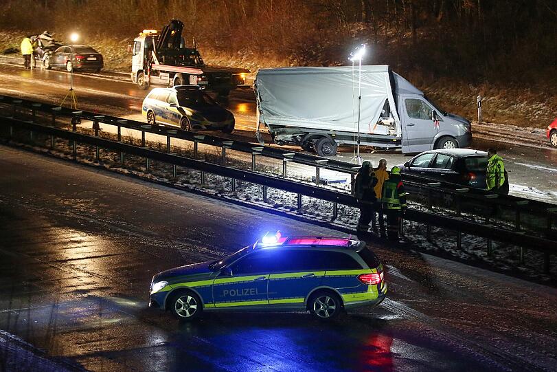 Mindestens 26 Autos, drei Sattelzüge und ein Kleinlaster sind am Samstag auf der A1 zwischen Hamburg und Lübeck ineinandergekracht.