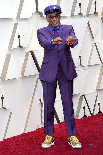 Top: Im Schaffner-Look: Der frisch gebackene Oscarpreisträger Spike Lee ist eins der modischen Highlights des Abends.