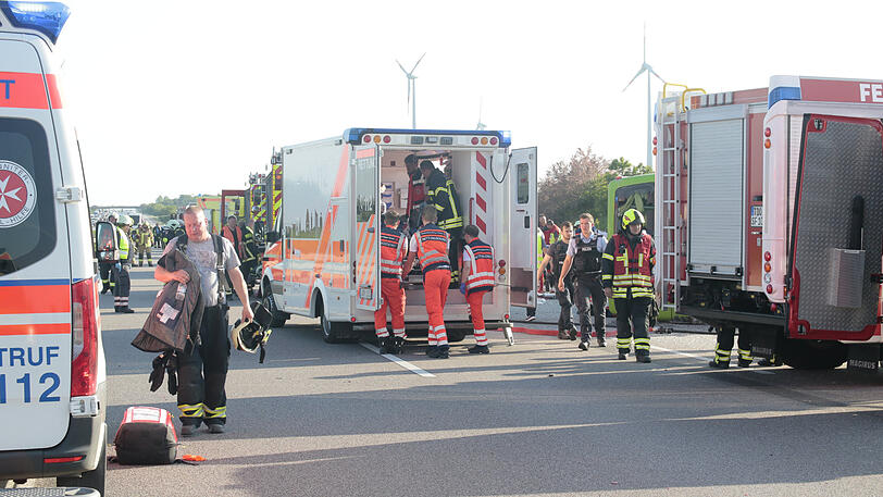 Bilder vom Unfallort auf der A9, wo sich ein Flixbus überschlagen hat. Ein Fahrgast ist ums Leben gekommen, etliche weitere erlitten zum Teil schwerste Verletzungen.