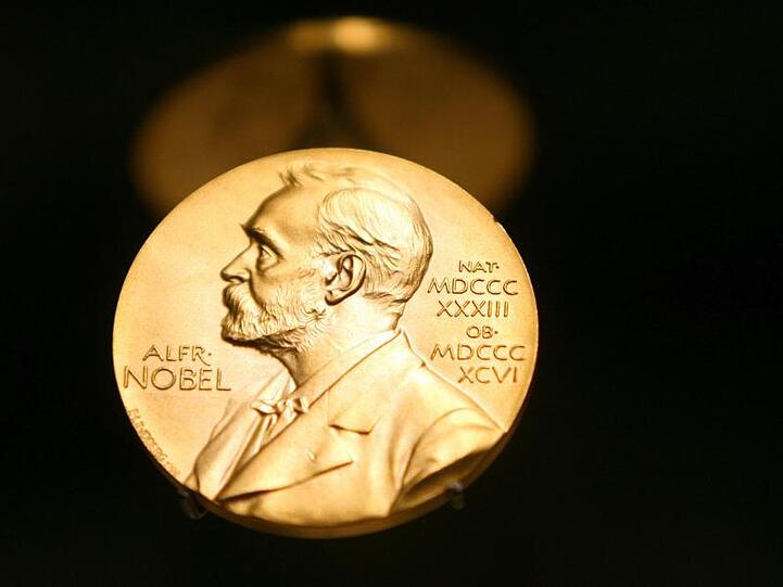 Eine Medaille mit dem Konterfei von Alfred Nobel im Stockholmer Nobel Museum.