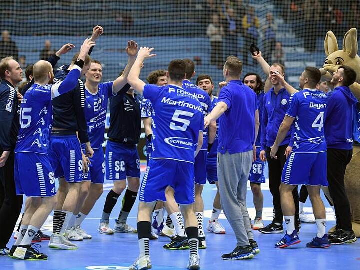 Die Spieler vom VfL Gummersbach bejubeln den Sieg über die Rhein-Neckar Löwen.