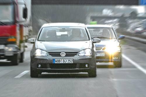 Das wird teuer: Drängler sind nach dem neuen Bußgeldkatalog mit mindestens 75 Euro dabei.
