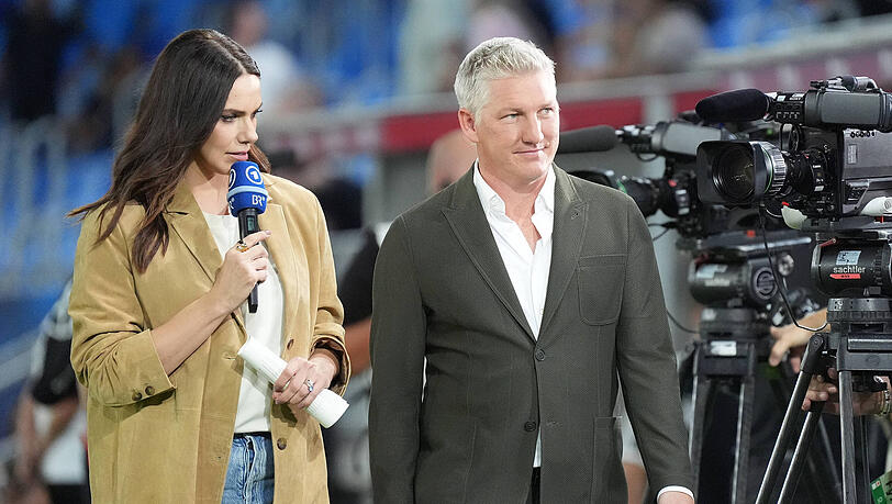 Esther Sedlaczek kehrte nach einer Babypause ins TV und zur "Sportschau" zurück. Bastian Schweinsteiger ist ganz irritiert.