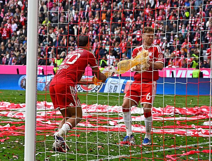 Tom Bischof verpasst Joshua Kimmich eine ordentliche Bierdusche.