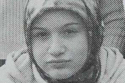 Trauriger Blick, gebeugte Haltung: Büsra aus Schweinfurt wollte nie ein Kopftuch tragen.
