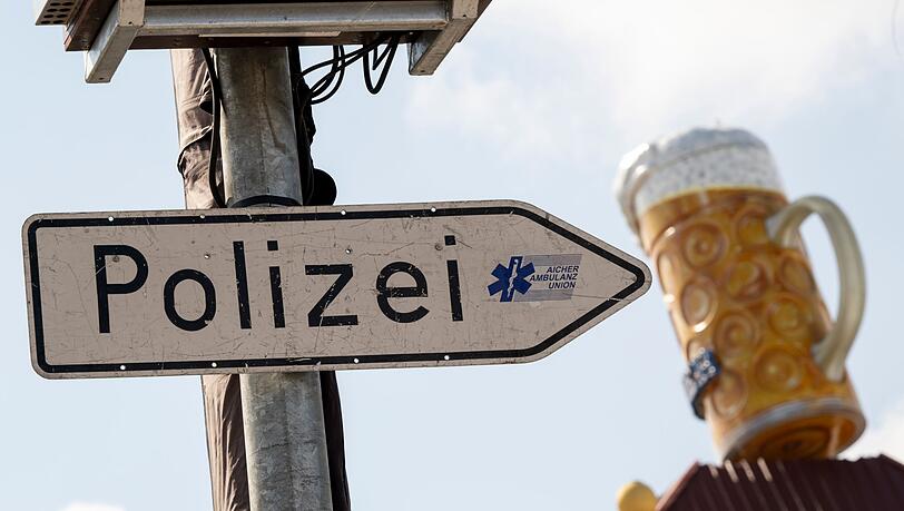 Die Polizei nahm den Sicherheitsmitarbeiter vorläufig fest und brachte ihn zur Wiesnwache. (Symbolbild) Die Polizei nahm den Sicherheitsmitarbeiter vorläufig fest und brachte ihn zur Wiesnwache. (Symbolbild)
