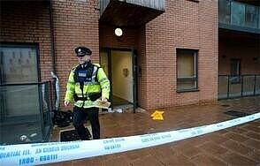 ...ein irischer Polizist sperrt den Tatort in Dublin ab.