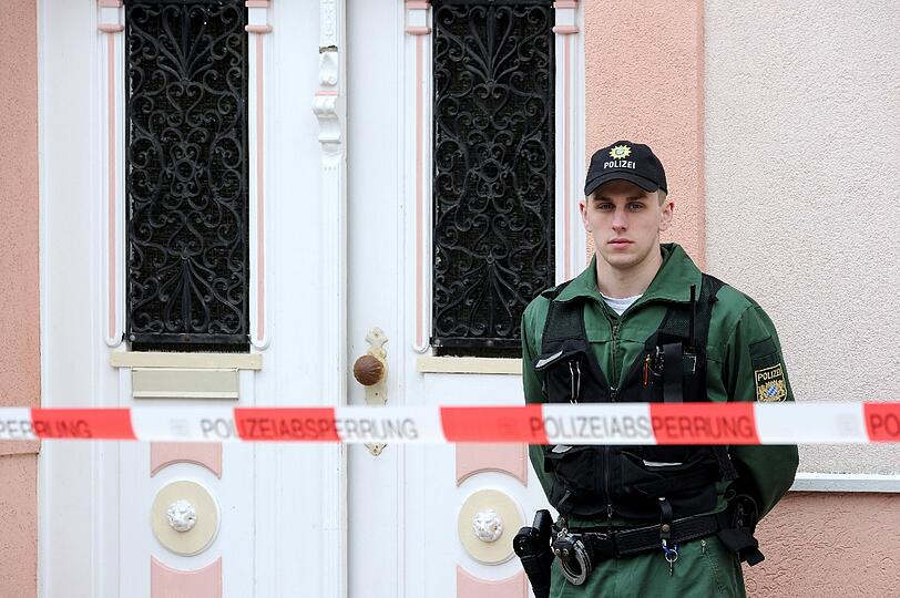 Ein Hinterhof in Lichtenberg: Die Polizei geht neuen Hinweisen nach und sucht nach der Leiche der vermissten Peggy