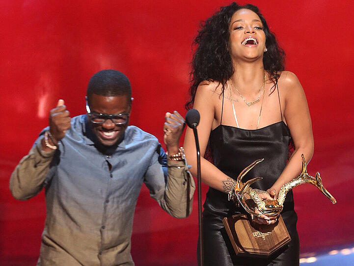 Bei den Guys Choice Awards bekam Rihanna den Preis von US-Comedian Kevin Hart überreicht