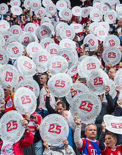 Tausende Pap-Schalen in der Allianz Arena.