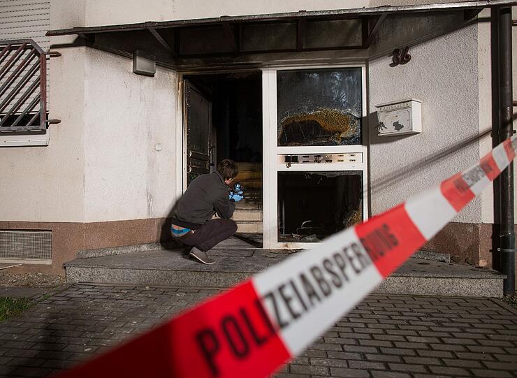In einem hessischen Flüchtlingsheim hat es heute Nacht gebrannt. Mehrere Menschen wurden verletzt, einer sogar schwer.