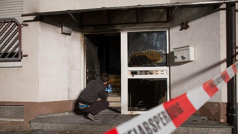 In einem hessischen Flüchtlingsheim hat es heute Nacht gebrannt. Mehrere Menschen wurden verletzt, einer sogar schwer. In einem hessischen Flüchtlingsheim hat es heute Nacht gebrannt. Mehrere Menschen wurden verletzt, einer sogar schwer.