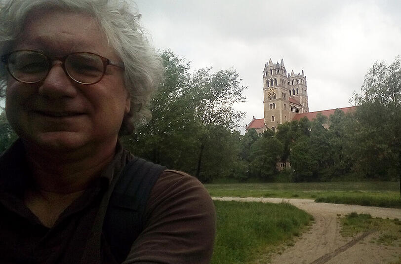 John Schneider, Gerichtsreporter: "Das Selfie in den Frühlingsanlagen entstand am 1. Juni. Trotz des eher bedeckten Himmels: Für die Meteorologen markiert das Datum den Beginn des Sommers. Und in dieser Jahreszeit ist es zwischen Reichenbach- und Wittelsbacherbrücke am schönsten. Spazieren, radeln, picknicken, grillen, Ball spielen, zuschauen &ndash; und wenn&rsquo;s zu heiß wird, die Füße in die Isar tauchen. Es gibt kaum etwas, was hier nicht geht &ndash; wegen dieser Vielfalt mein Lieblingsplatz in München."