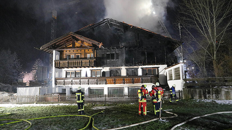 Das Hotel wird derzeit renoviert und steht leer &ndash; Verletzte gab es deswegen keine. Die Bilder vom Einsatz.