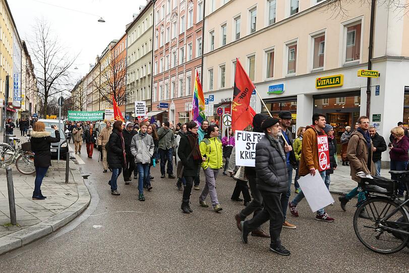Traditionell zu Ostern marschieren die Menschen durch zahlreiche deutsche Städte. Auch in München demonstrieren hunderte für den Frieden.