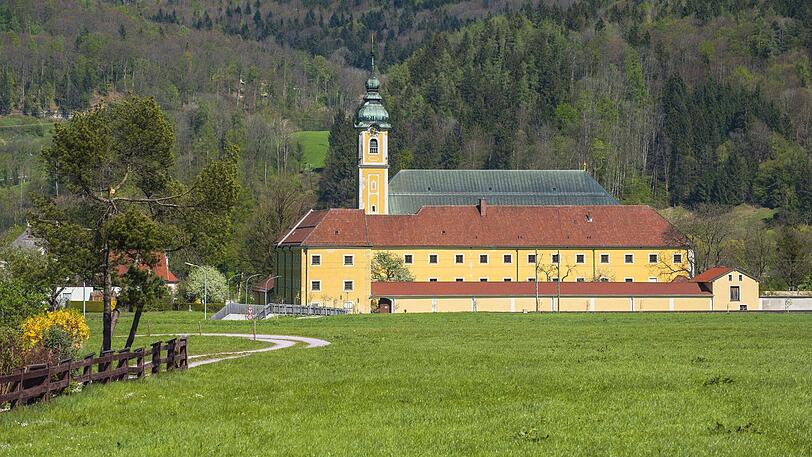 Idyllisch gelegen und seit fast 300 Jahren von Mönchen bewohnt: das Kloster Reisach bei Oberaudorf.