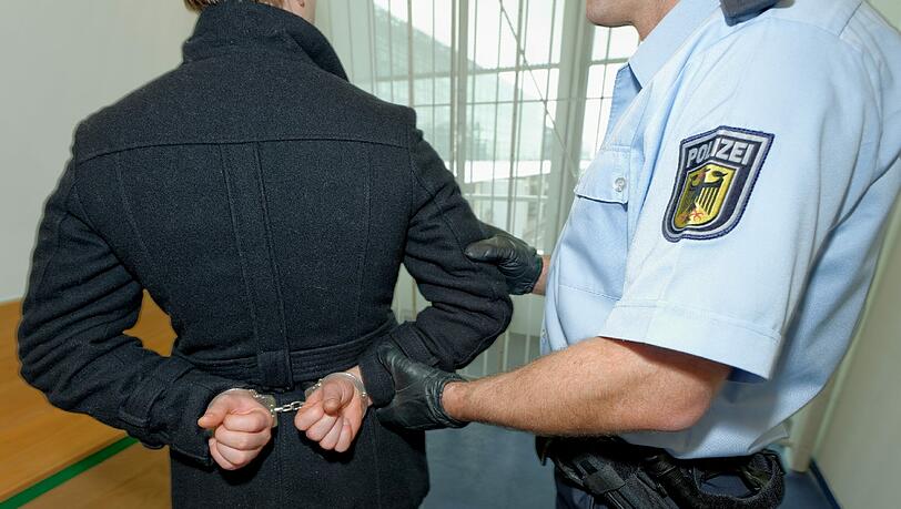 Klick: Die Polizei nahm den Mann fest (Symbolbild) Klick: Die Polizei nahm den Mann fest (Symbolbild)