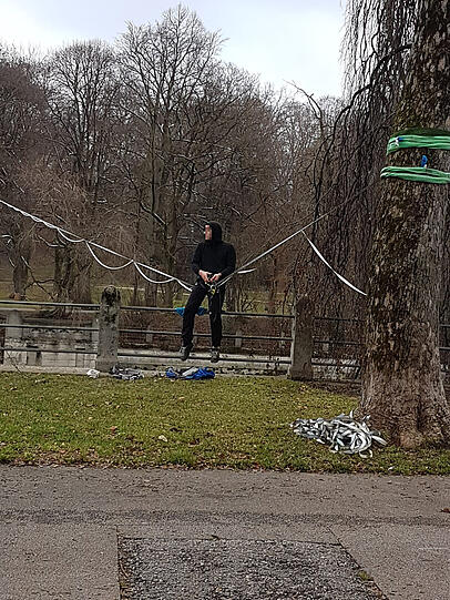 Ein junger Mann tanzte auf einem Seil, das über der Isar gespannt war - bei frostigen Temperaturen.
